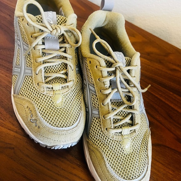ASICS Women's GEL-1090v2 Khaki Beige /Oyster Gray Sneakers - Picture 5 of 10
